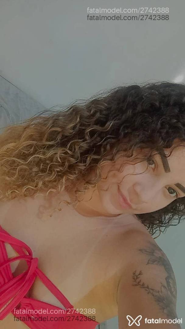 Acompanhante mulher loira (o) de olhos castanhos - Melissa