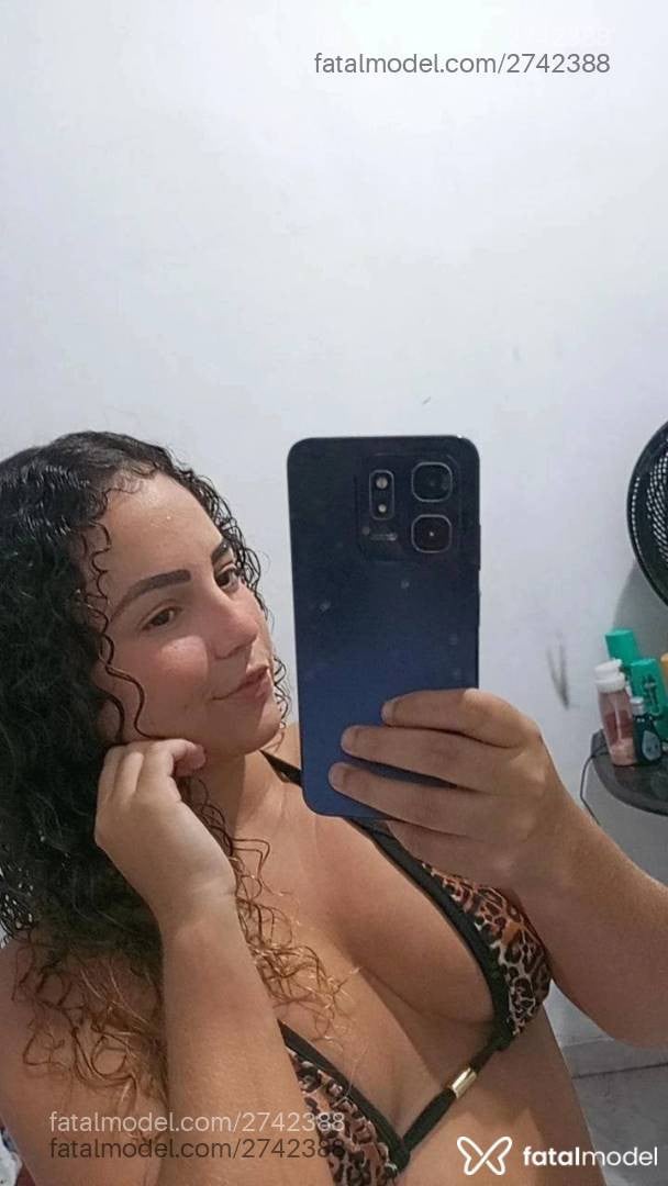 Acompanhante mulher loira (o) de olhos castanhos - Melissa