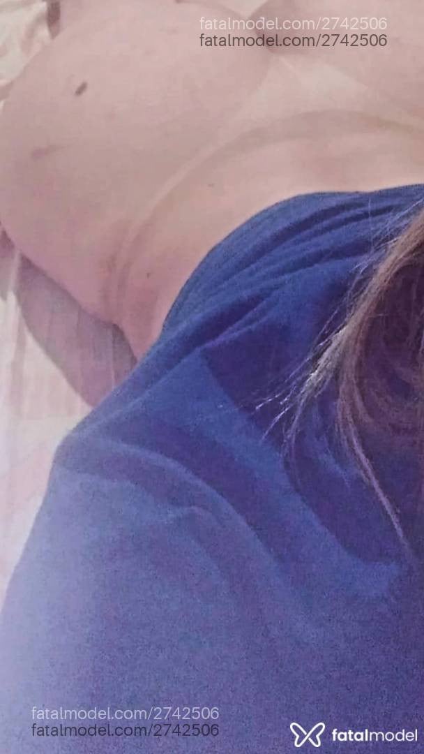 Acompanhante mulher loira (o) de olhos castanhos - Kiara
