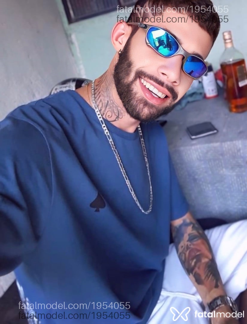 Acompanhante homem com cabelo castanho de olhos castanhos - Mikael Acompanhante homem com cabelo castanho de olhos castanhos - Mikael