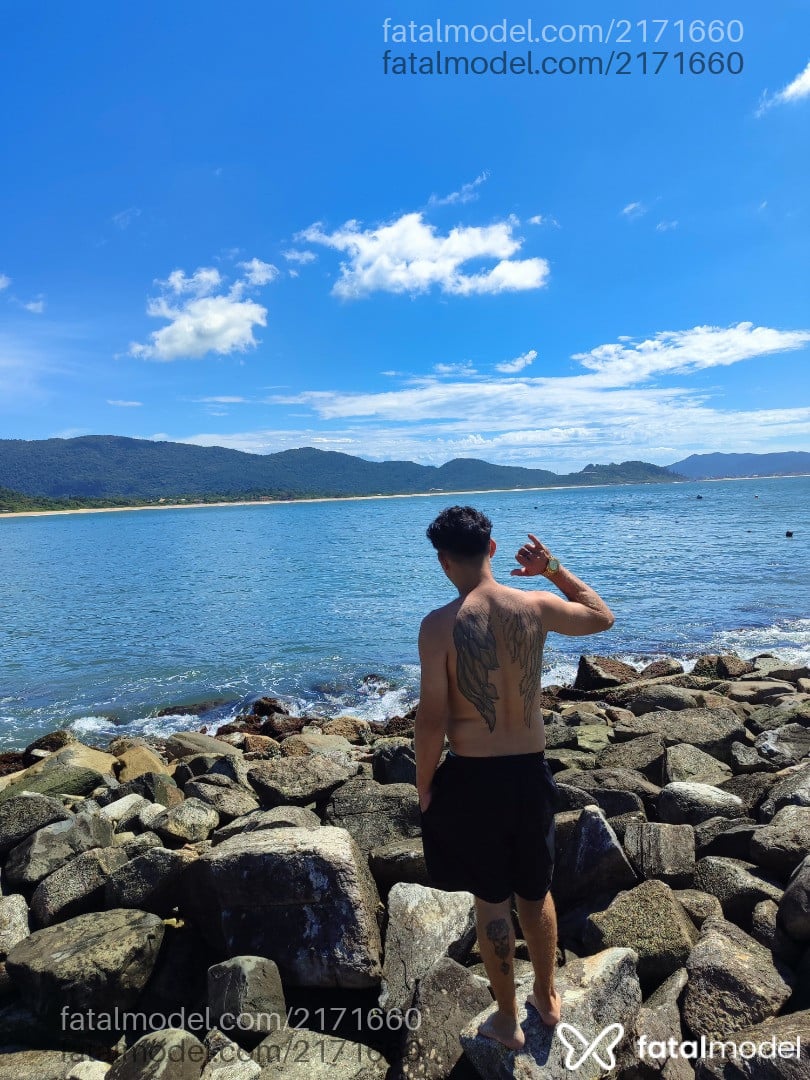 Acompanhante homem com cabelo castanho de olhos mel em Florianópolis - Gabriel Tesudo