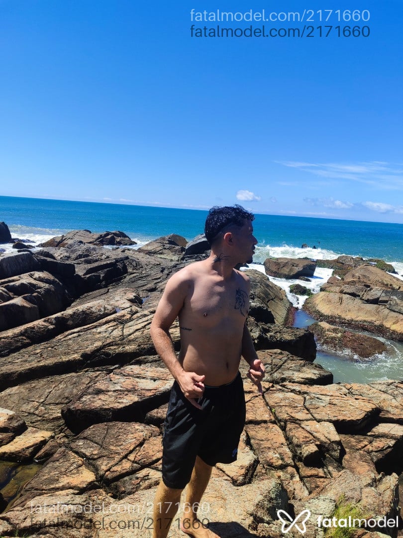 Acompanhante homem com cabelo castanho de olhos mel em Florianópolis - Gabriel Tesudo