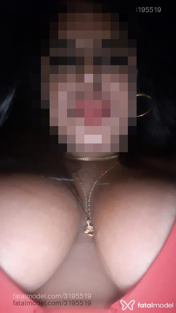 Acompanhante mulher morena (o) de olhos castanhos - Maya Lins