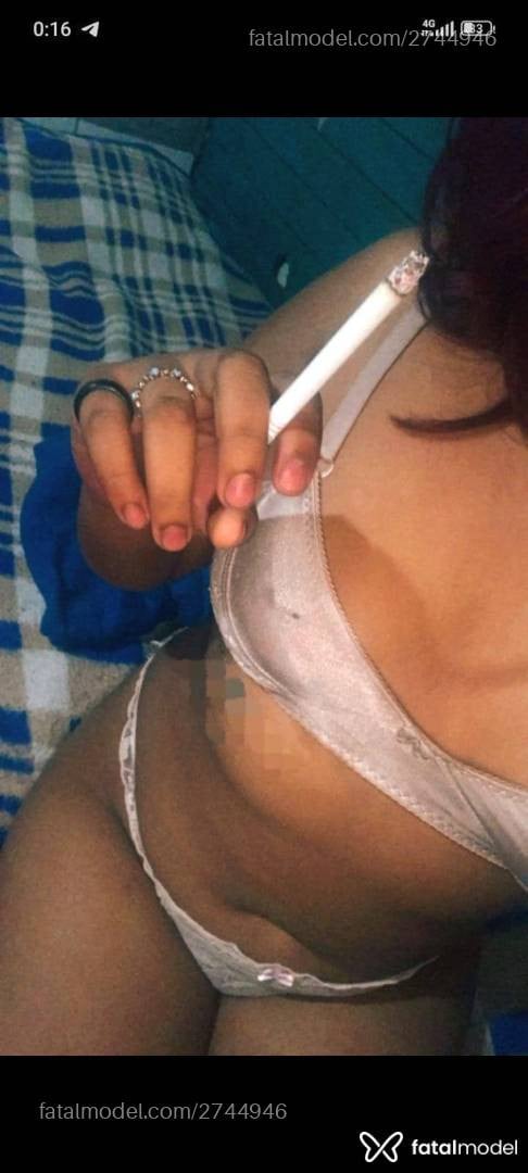 Acompanhante mulher com cabelo colorido de olhos castanhos - Mariana