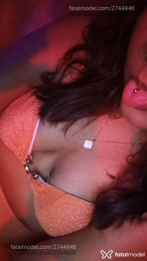 Acompanhante mulher com cabelo colorido de olhos castanhos - Mariana