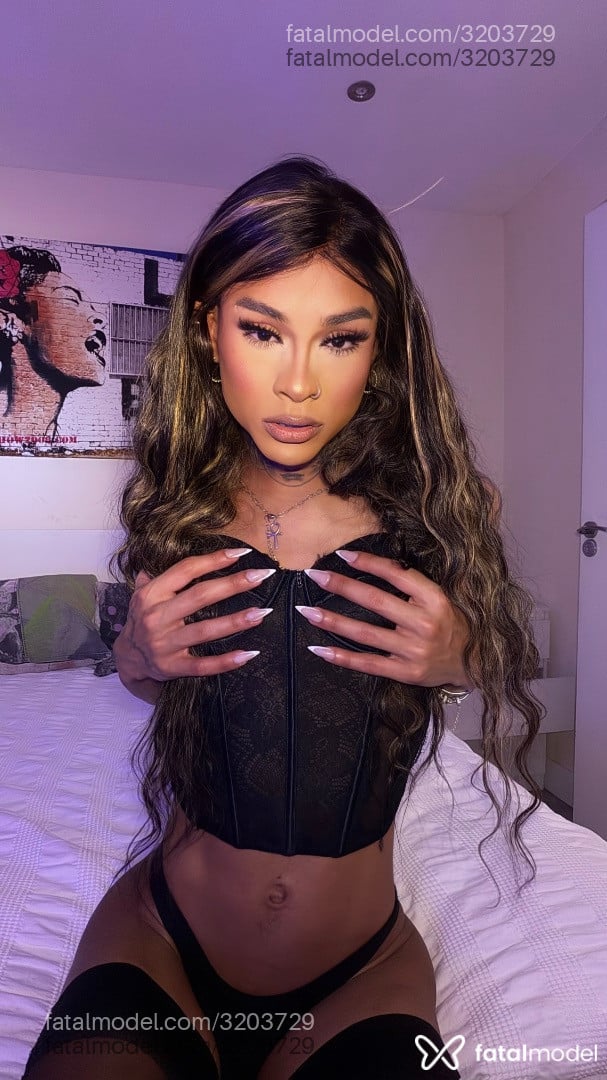 Acompanhante mulher trans com cabelo castanho de olhos pretos em Virtual - Crystal Safra