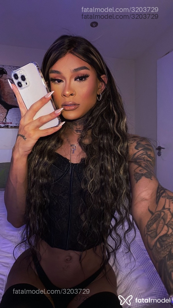 Acompanhante mulher trans com cabelo castanho de olhos pretos em Virtual - Crystal Safra