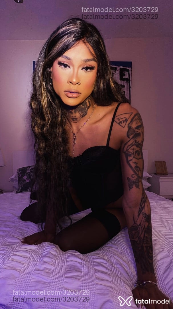 Acompanhante mulher trans com cabelo castanho de olhos pretos em Virtual - Crystal Safra