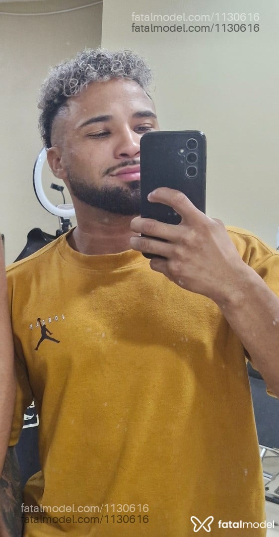 Acompanhante homem com cabelo colorido de olhos castanhos em Porto Alegre Acompanhante homem com cabelo colorido de olhos castanhos em Porto Alegre - Negro Nan