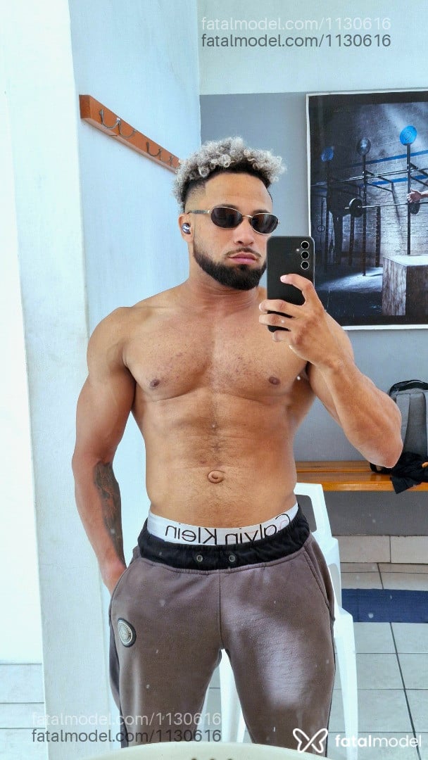 Acompanhante homem com cabelo colorido de olhos castanhos em Porto Alegre Acompanhante homem com cabelo colorido de olhos castanhos em Porto Alegre - Negro Nan