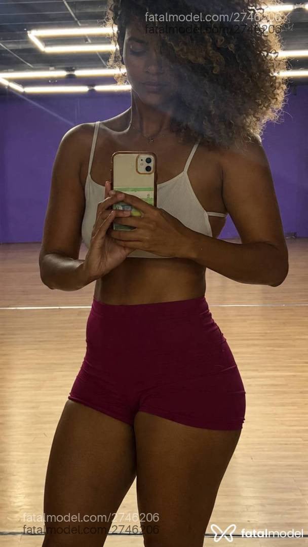 Acompanhante mulher morena (o) de olhos castanhos - Lorena