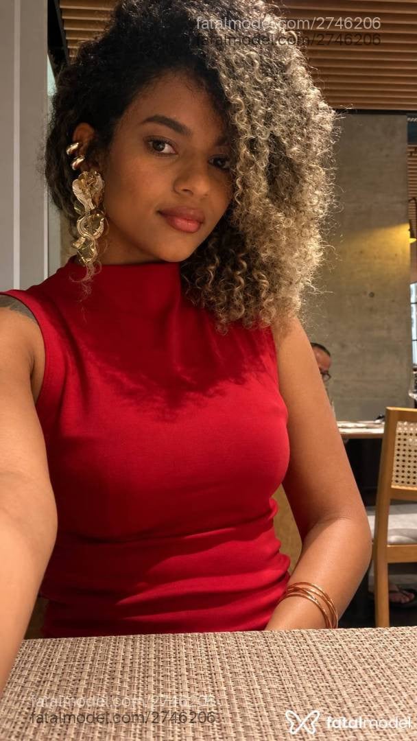 Acompanhante mulher morena (o) de olhos castanhos - Lorena