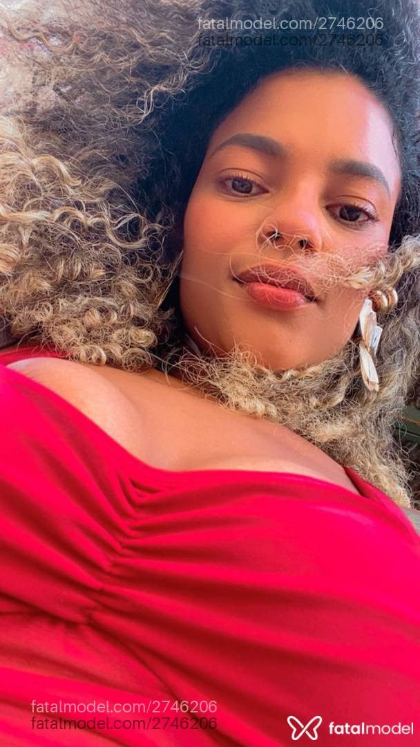 Acompanhante mulher morena (o) de olhos castanhos - Lorena