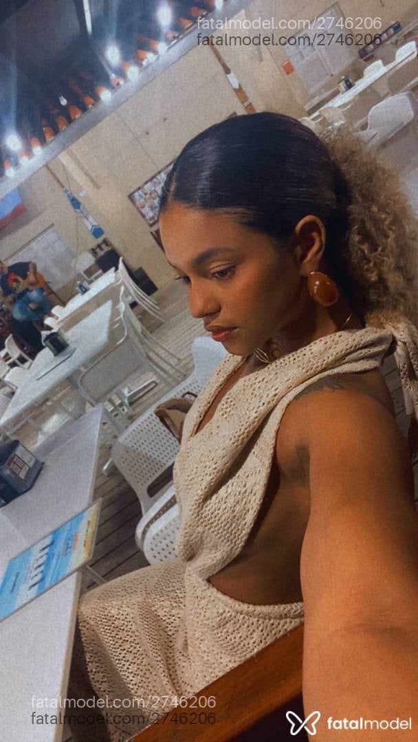 Acompanhante mulher morena (o) de olhos castanhos - Lorena