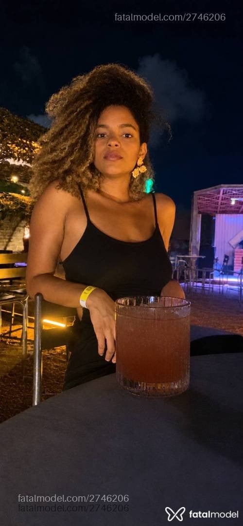 Acompanhante mulher morena (o) de olhos castanhos - Lorena