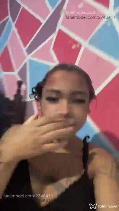 Acompanhante mulher trans com cabelo castanho de olhos pretos - Almeida