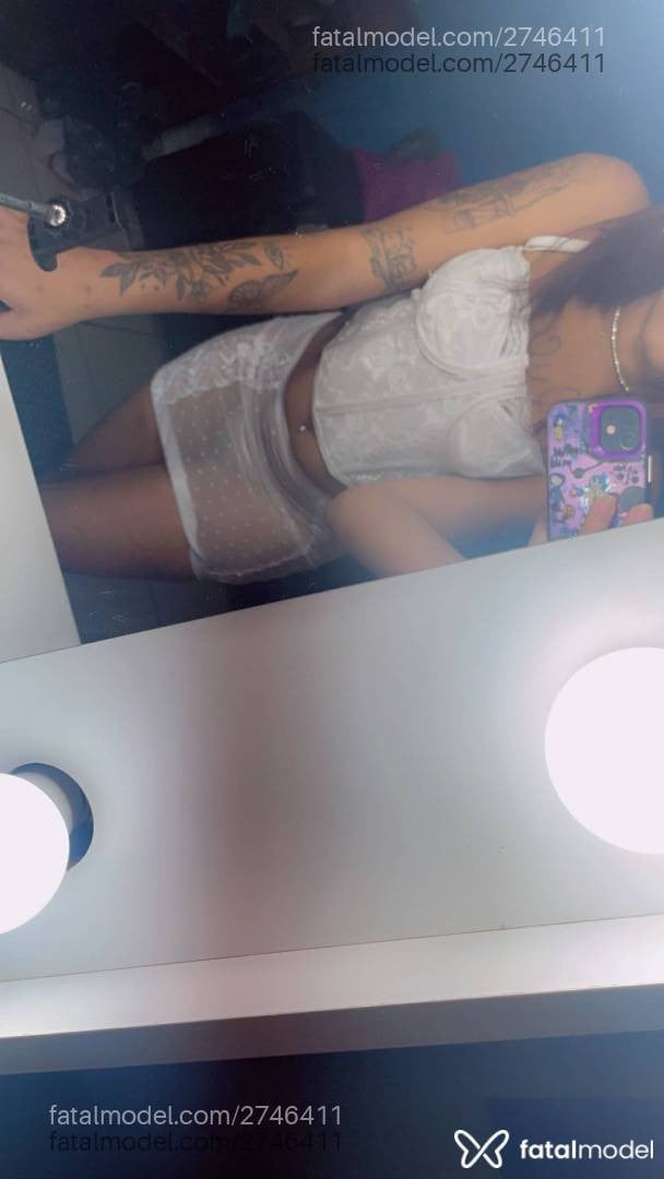 Acompanhante mulher trans com cabelo castanho de olhos pretos - Almeida