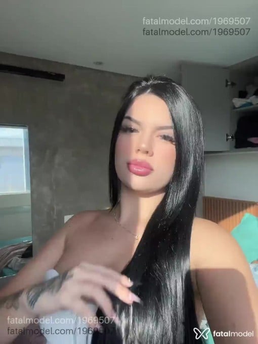 Acompanhante mulher com cabelo castanho de olhos verdes em São Paulo - Maitê Dias