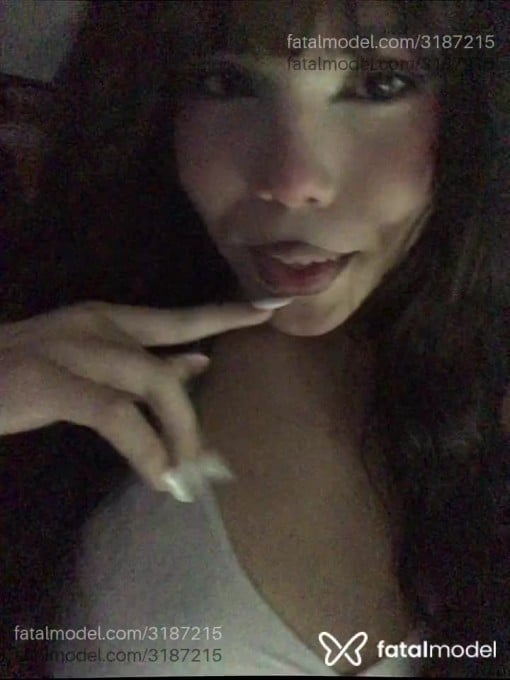 Acompanhante mulher trans com cabelo castanho de olhos castanhos em Brasília - Yasmin Sampaio