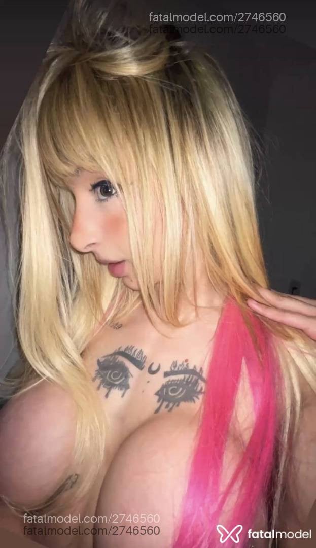 Acompanhante mulher trans loira (o) de olhos castanhos - Jade Kanayama