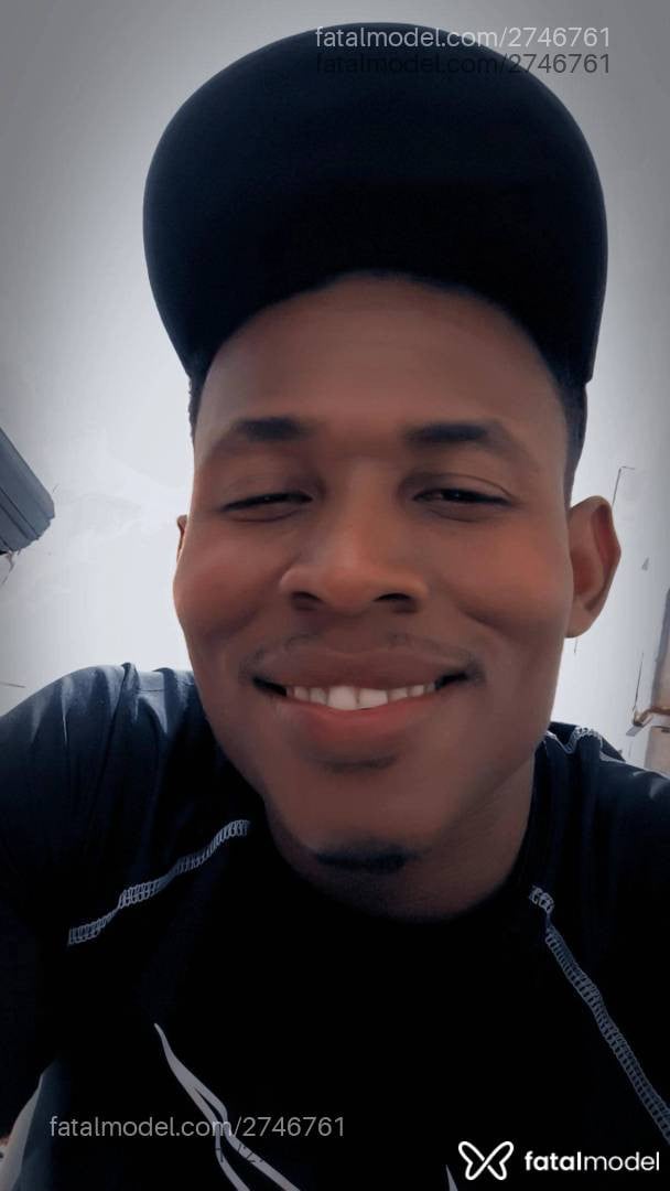 Acompanhante homem morena (o) de olhos pretos - Pretoh