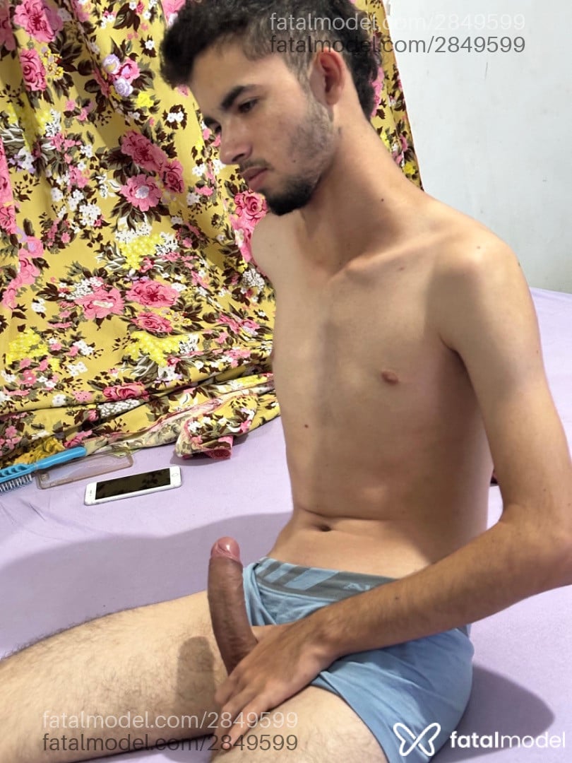 Acompanhante homem com cabelo castanho de olhos castanhos em Barra do Garças Acompanhante homem com cabelo castanho de olhos castanhos em Barra do Garças - Castanho