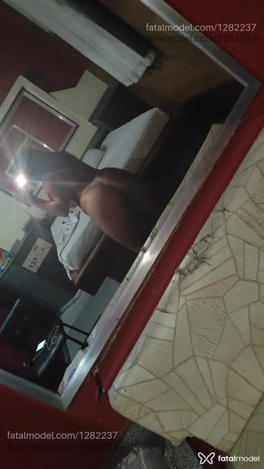 Acompanhante mulher morena (o) de olhos verdes - Babi