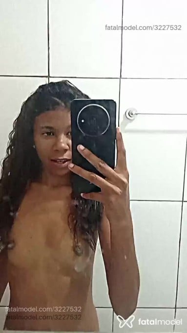 Acompanhante mulher com cabelo castanho de olhos castanhos em Virtual Acompanhante mulher com cabelo castanho de olhos castanhos em Virtual - Viviane