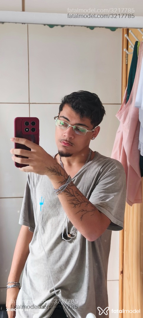 Acompanhante homem com cabelo castanho de olhos castanhos em Virtual Acompanhante homem com cabelo castanho de olhos castanhos em Virtual - Júlio