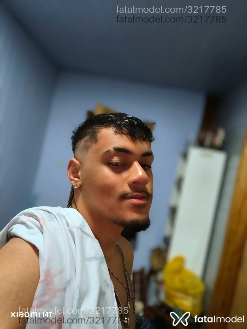 Acompanhante homem com cabelo castanho de olhos castanhos em Virtual Acompanhante homem com cabelo castanho de olhos castanhos em Virtual - Júlio