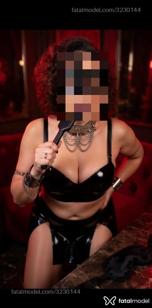 Acompanhante mulher com cabelo grisalho de olhos mel - Manôela Maiônese Acompanhante mulher com cabelo grisalho de olhos mel - Manôela Maiônese