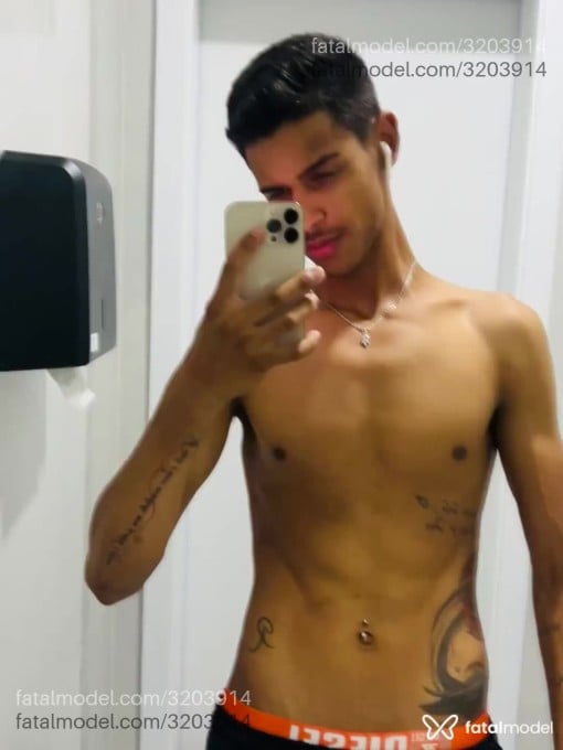 Acompanhante homem com cabelo castanho de olhos castanhos - Pedro