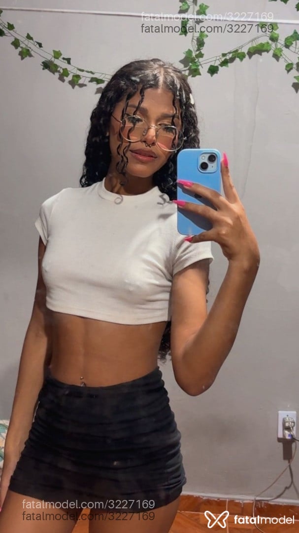 Acompanhante mulher trans com cabelo castanho de olhos castanhos em Magé - Stella