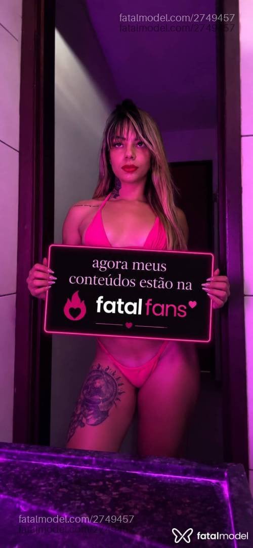 Acompanhante mulher trans loira (o) de olhos verdes - Agnes