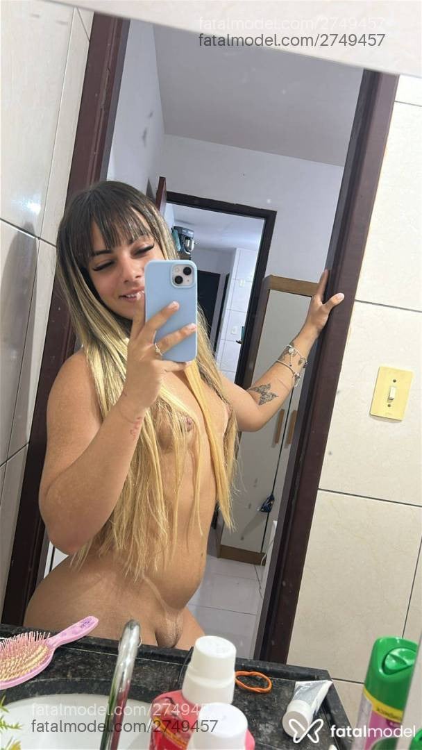 Acompanhante mulher trans loira (o) de olhos verdes - Agnes