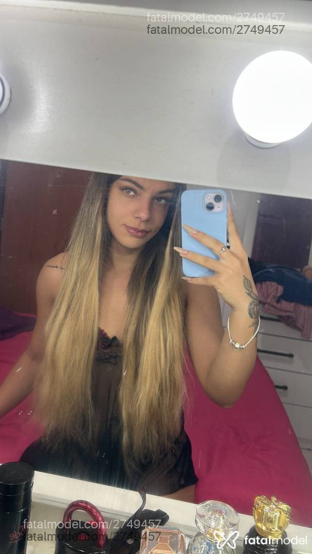 Acompanhante mulher trans loira (o) de olhos verdes - Agnes
