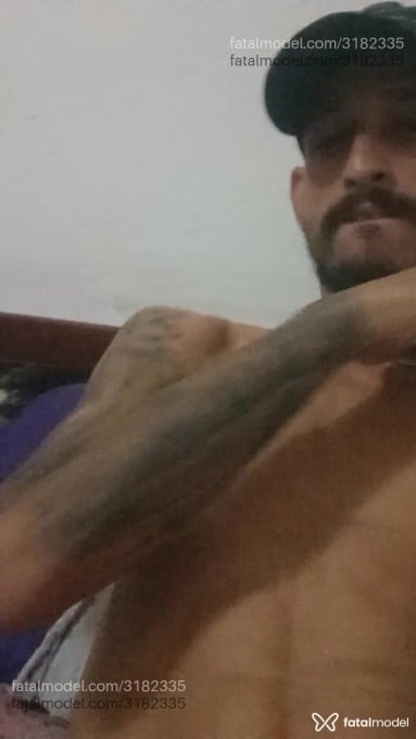 Acompanhante homem com cabelo castanho de olhos castanhos - Adel samado