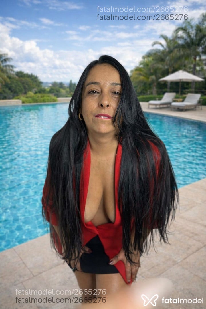 Acompanhante mulher morena (o) de olhos pretos - Carla
