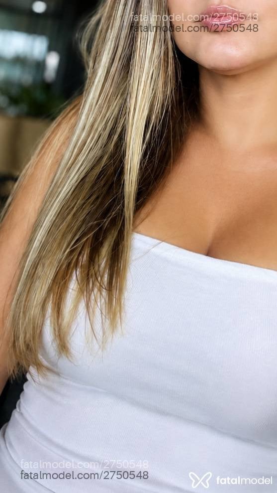 Acompanhante mulher loira (o) de olhos castanhos - Paola