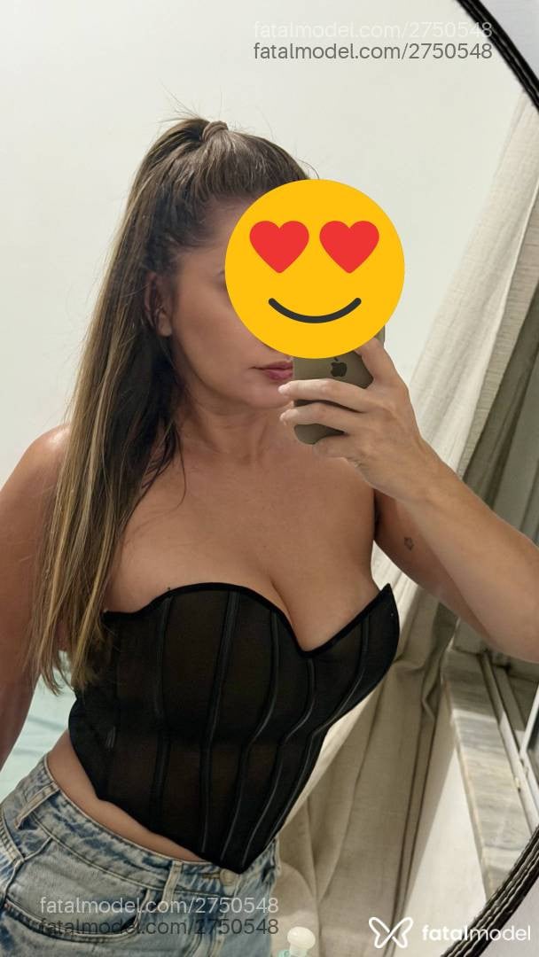 Acompanhante mulher loira (o) de olhos castanhos - Paola