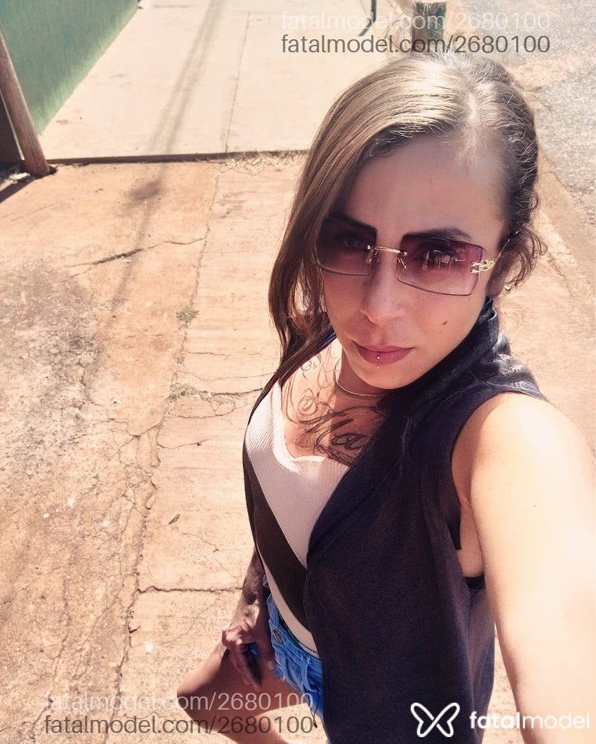 Acompanhante mulher trans com cabelo castanho de olhos azuis em Conceição das Alagoas - Esmeralda