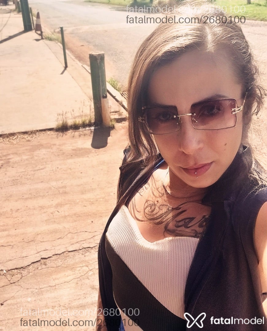 Acompanhante mulher trans com cabelo castanho de olhos azuis em Conceição das Alagoas - Esmeralda