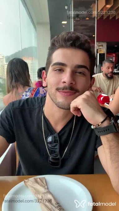 Acompanhante homem com cabelo castanho de olhos castanhos em Rio de Janeiro - DgVinteCentimetros