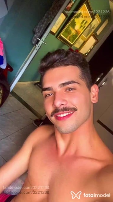 Acompanhante homem com cabelo castanho de olhos castanhos em Rio de Janeiro - DgVinteCentimetros