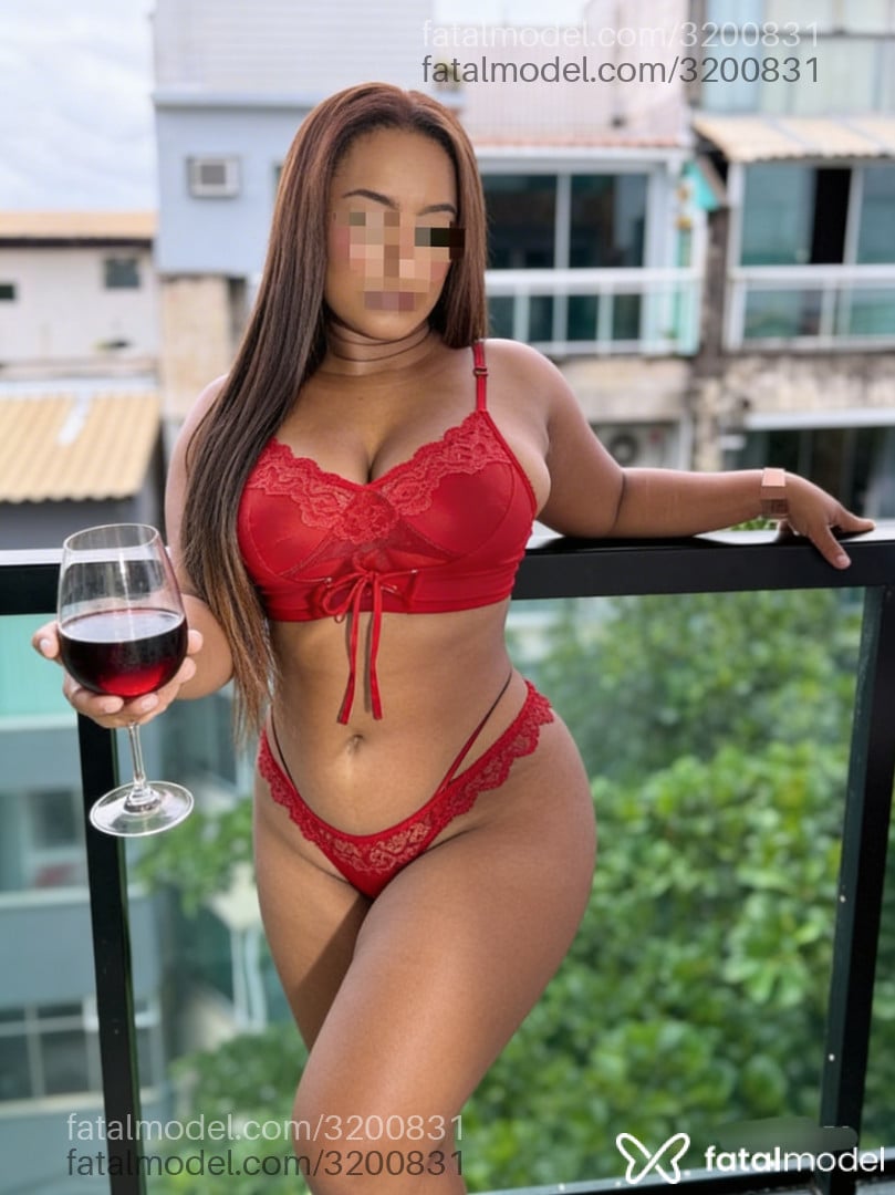 Acompanhante mulher com cabelo castanho de olhos castanhos em Rio de Janeiro - Julha Campos