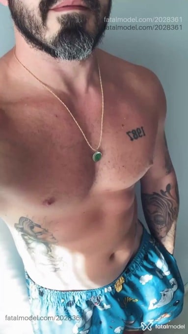 Acompanhante homem com cabelo castanho de olhos castanhos - Talles Acompanhante homem com cabelo castanho de olhos castanhos - Talles