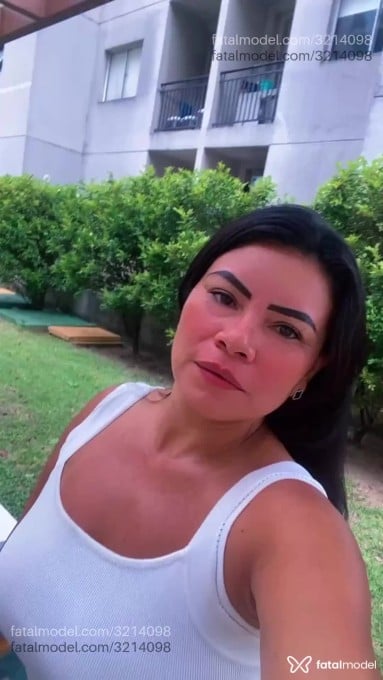Acompanhante mulher morena (o) de olhos castanhos em Virtual Acompanhante mulher morena (o) de olhos castanhos em Virtual - Brenda