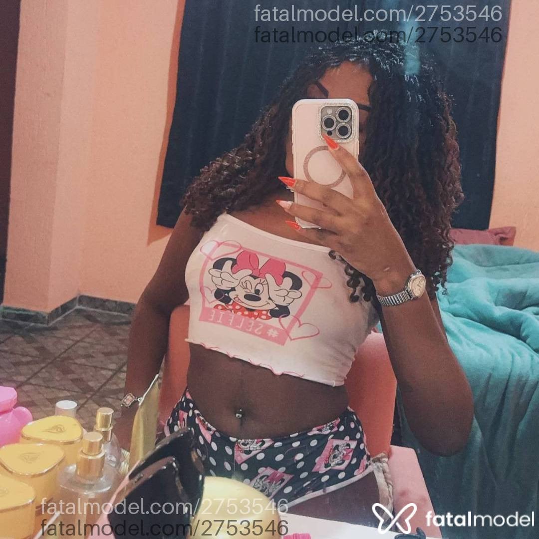 Acompanhante mulher morena (o) de olhos pretos - Tiffany