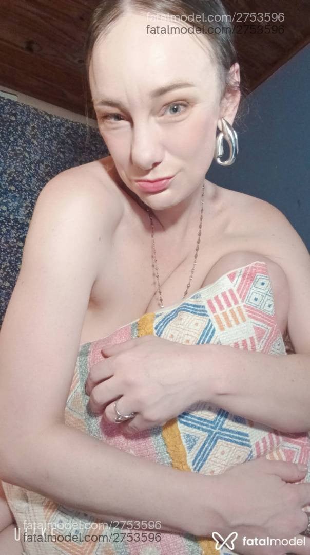 Acompanhante mulher loira (o) de olhos azuis - Julie Squalor