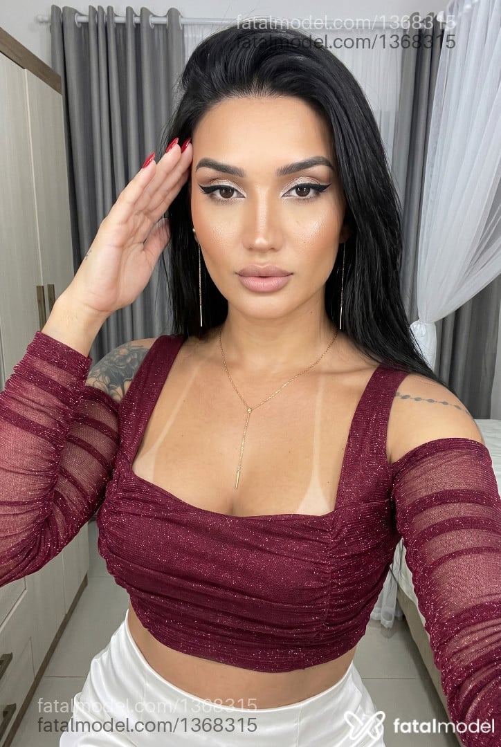 Acompanhante mulher trans com cabelo castanho de olhos castanhos em Maringá - Beatriz Leal